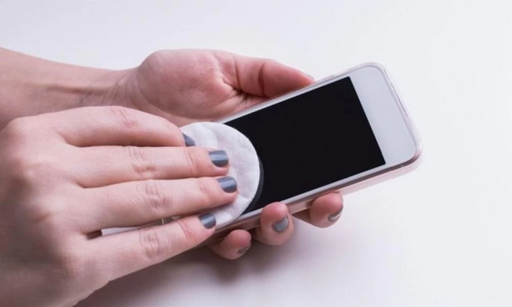 Κορονοϊός: Πώς να απολυμάνουμε σωστά το κινητό τηλέφωνο